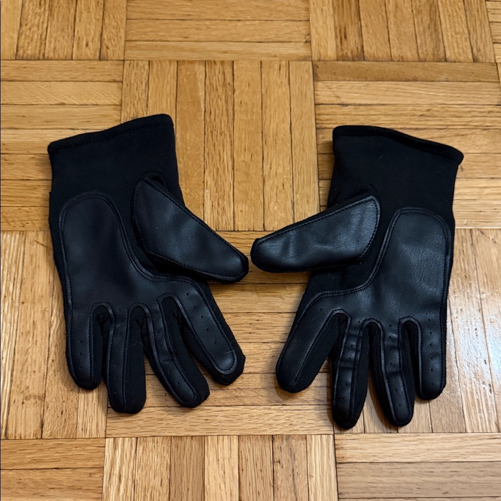 Black Gloves - Sleek Winter Accessories - Picture 2 of 2